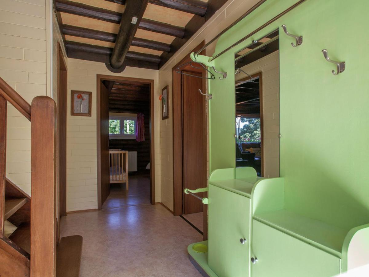 Open Wooden Chalet Built Against A Hill فرانكورشومب المظهر الخارجي الصورة