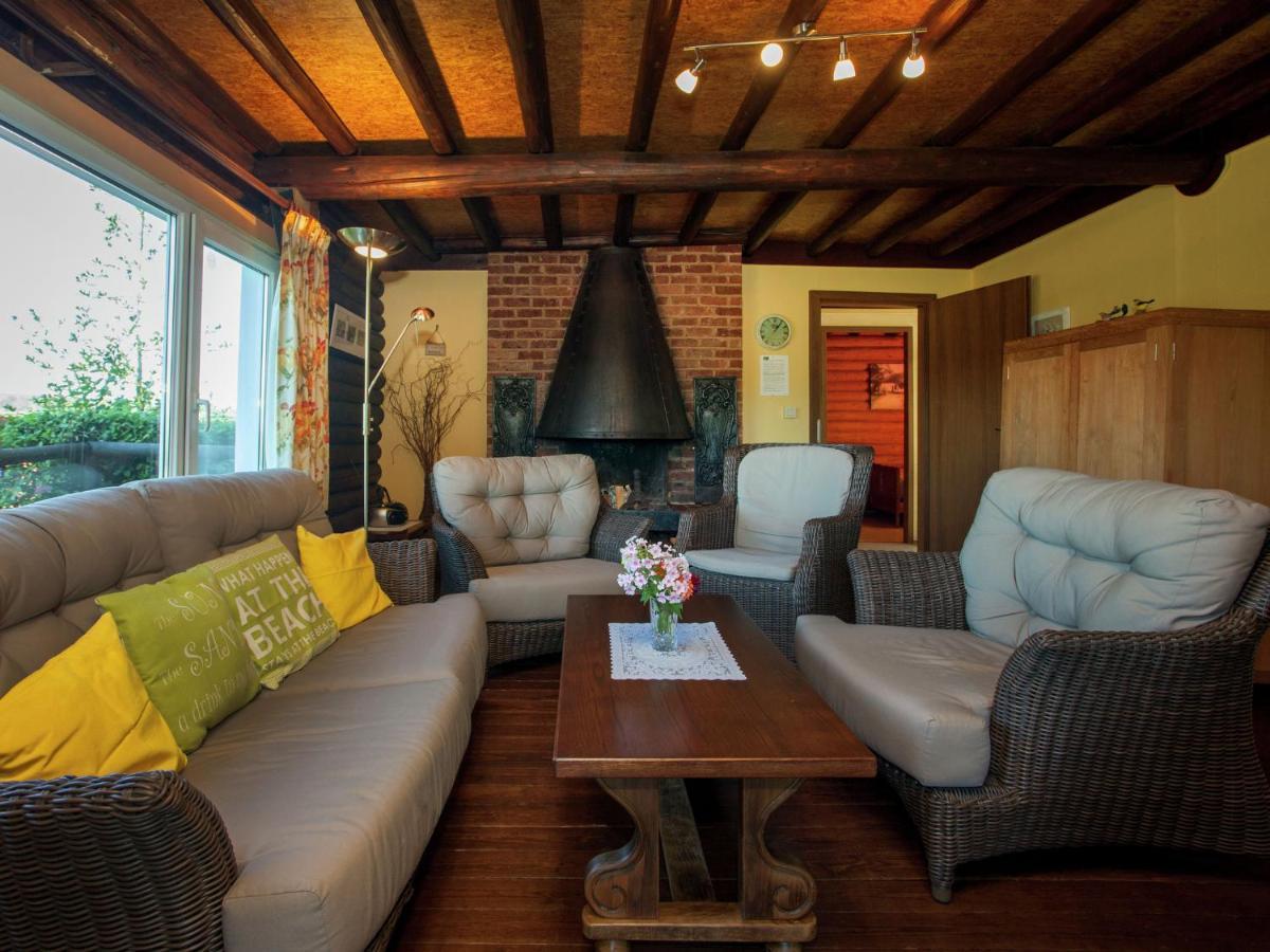 Open Wooden Chalet Built Against A Hill فرانكورشومب المظهر الخارجي الصورة