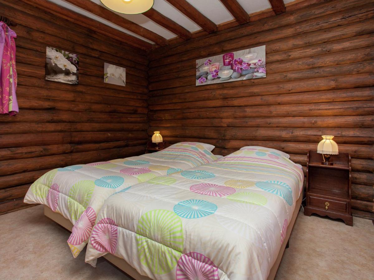 Open Wooden Chalet Built Against A Hill فرانكورشومب المظهر الخارجي الصورة