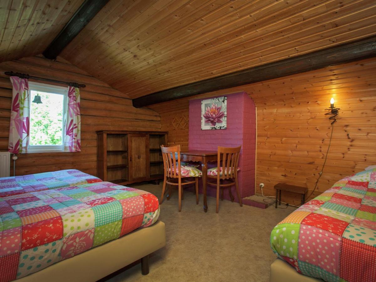 Open Wooden Chalet Built Against A Hill فرانكورشومب المظهر الخارجي الصورة