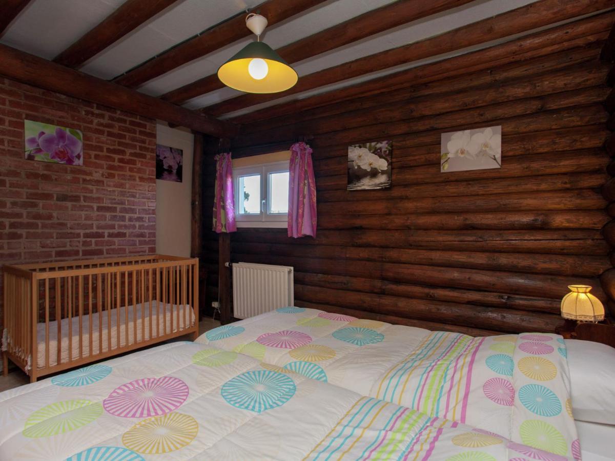Open Wooden Chalet Built Against A Hill فرانكورشومب المظهر الخارجي الصورة