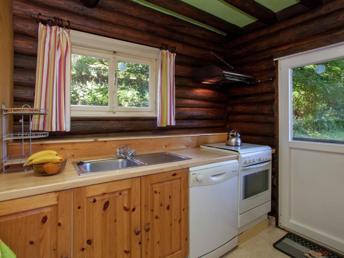 Open Wooden Chalet Built Against A Hill فرانكورشومب المظهر الخارجي الصورة