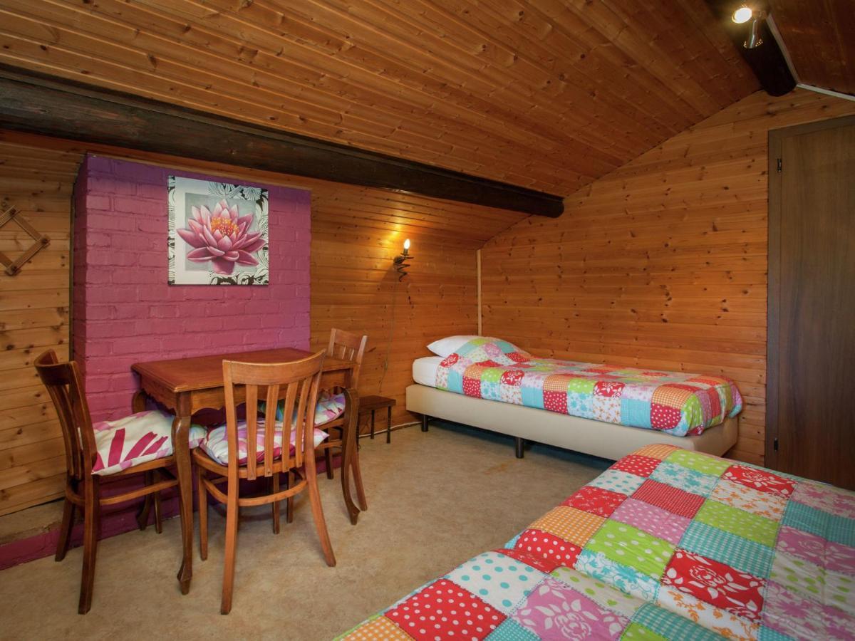 Open Wooden Chalet Built Against A Hill فرانكورشومب المظهر الخارجي الصورة
